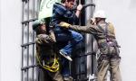 Chile: Manifestantes se colgaron en ventanales del Palacio de La Moneda