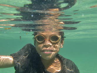 Un joven pescador en gafas de madera en la isla Atauro, Timor-Leste.