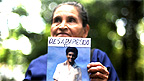Rosa María Dubón con la foto de su hijo desaparecido durante la guerra civil en El Salvador